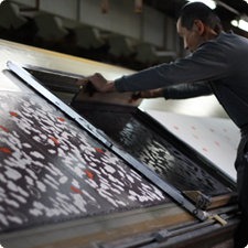 A craftsman of Kyoto finishes it by hand made